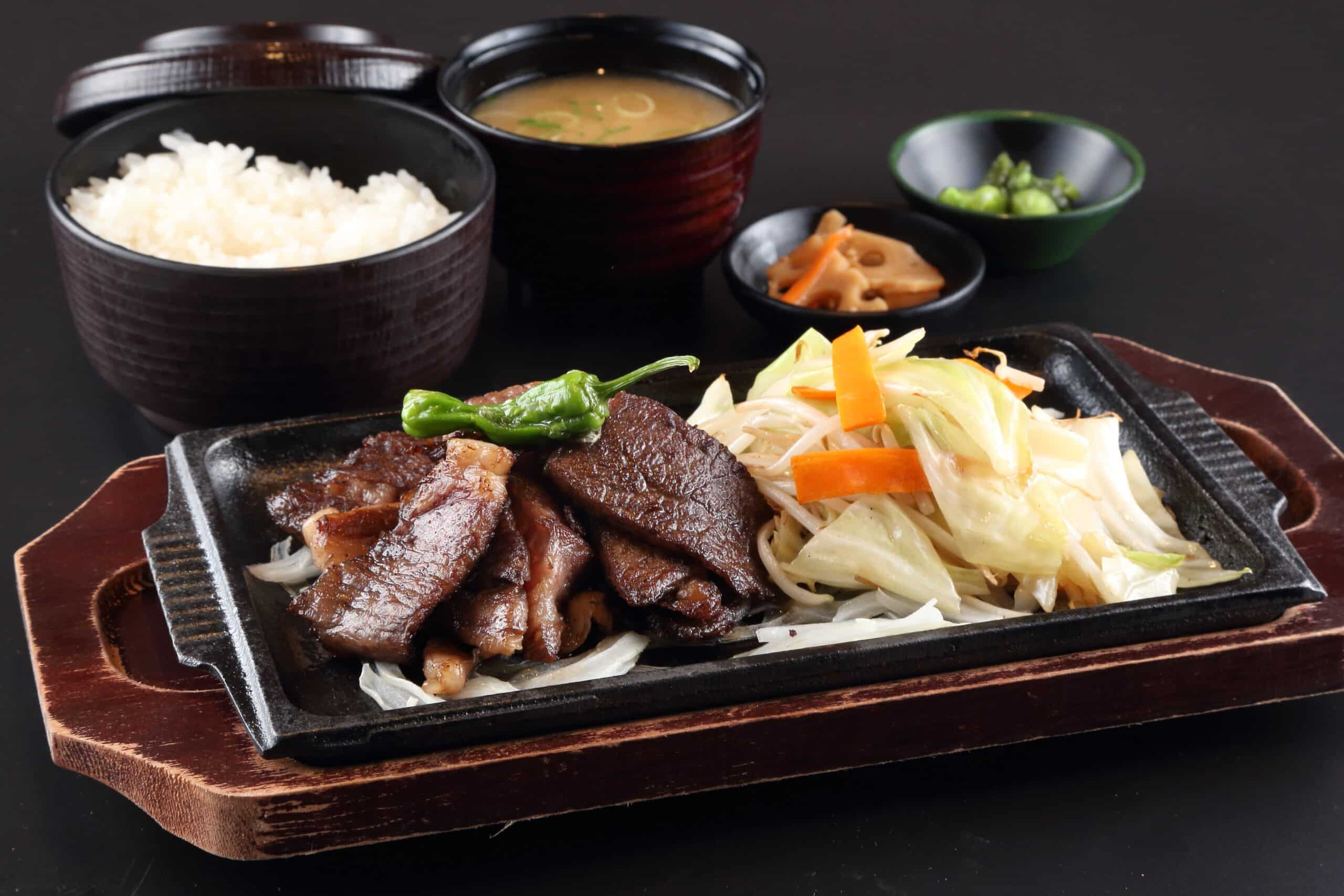鉄板で提供する牛肉のステーキ定食(ご飯・味噌汁付き)