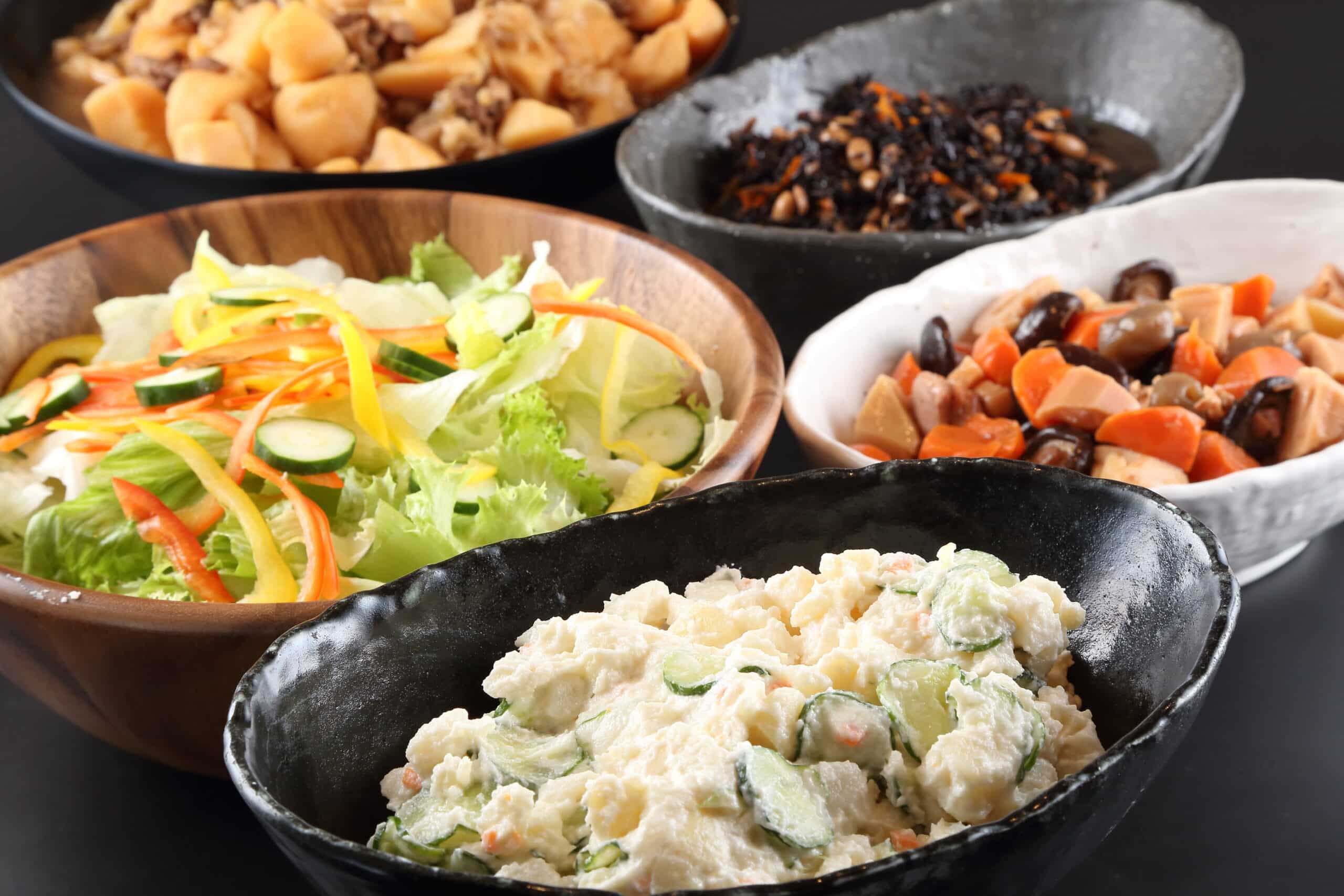サラダと惣菜を小鉢に盛り分けたビュッフェの料理