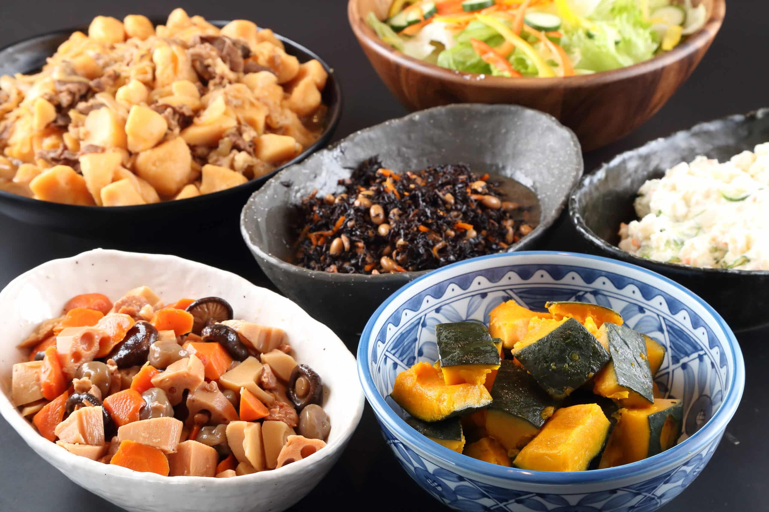 揚げ物や煮物、小鉢を並べたビュッフェの料理