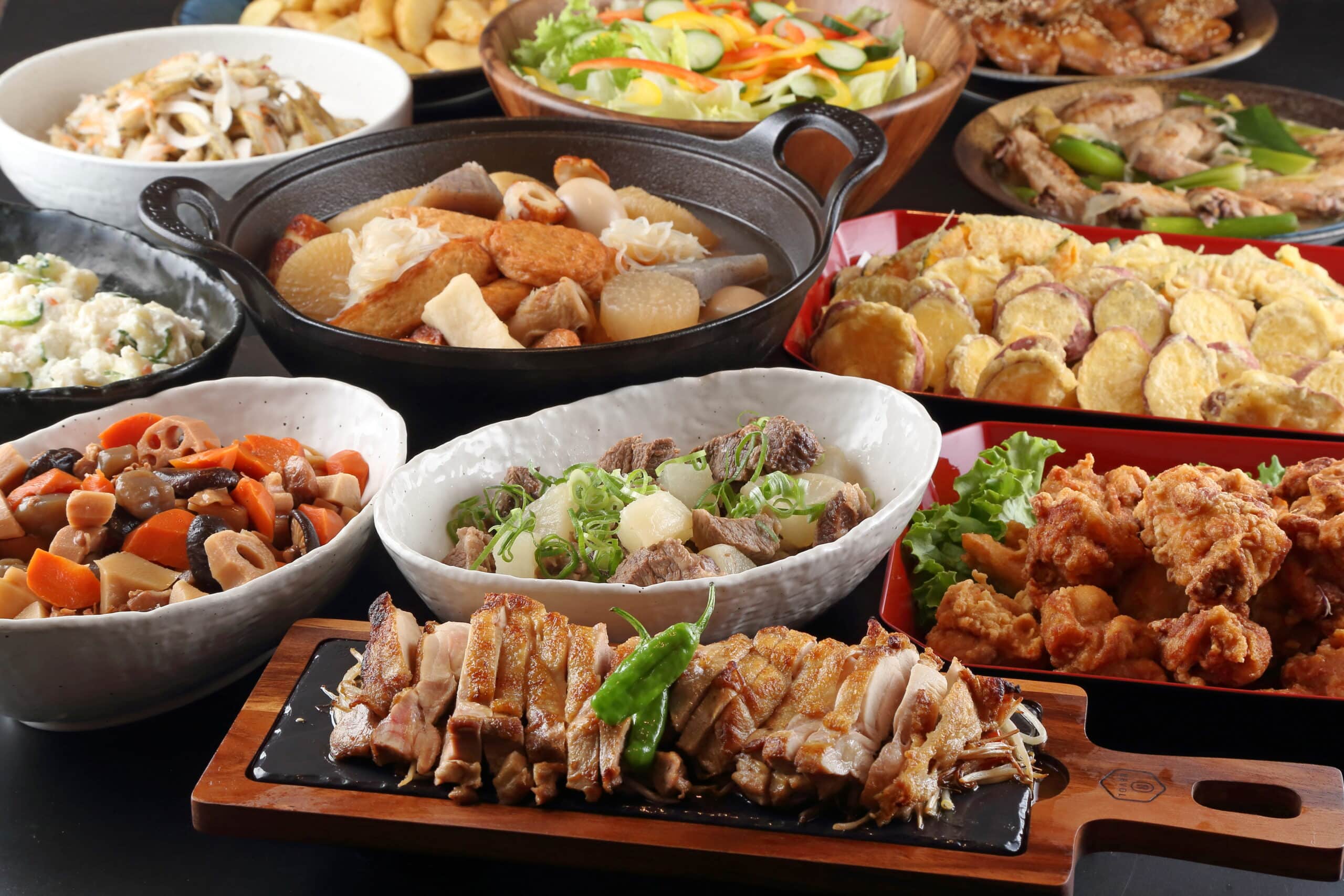 サラダや惣菜、揚げ物を並べたビュッフェの料理
