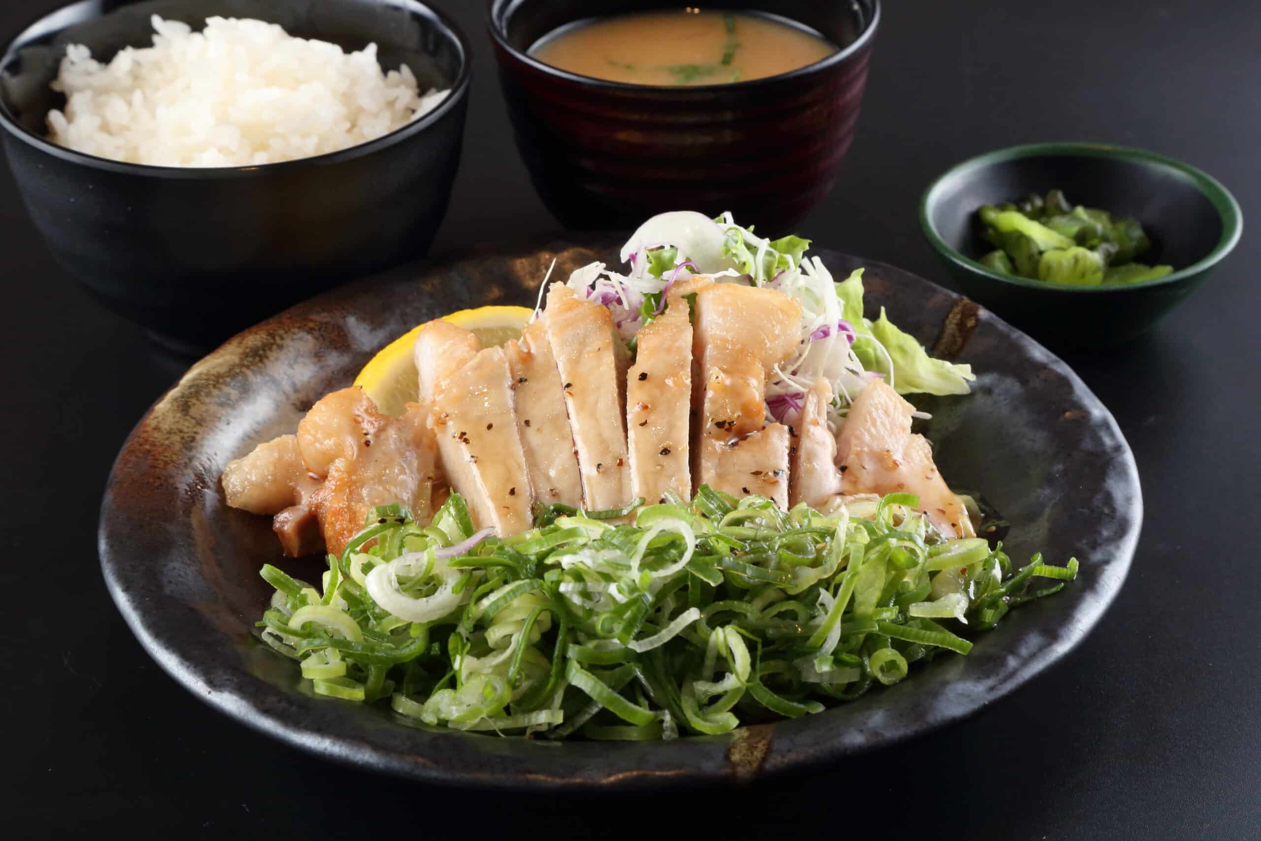 揚げ物とキャベツを添えたランチ定食
