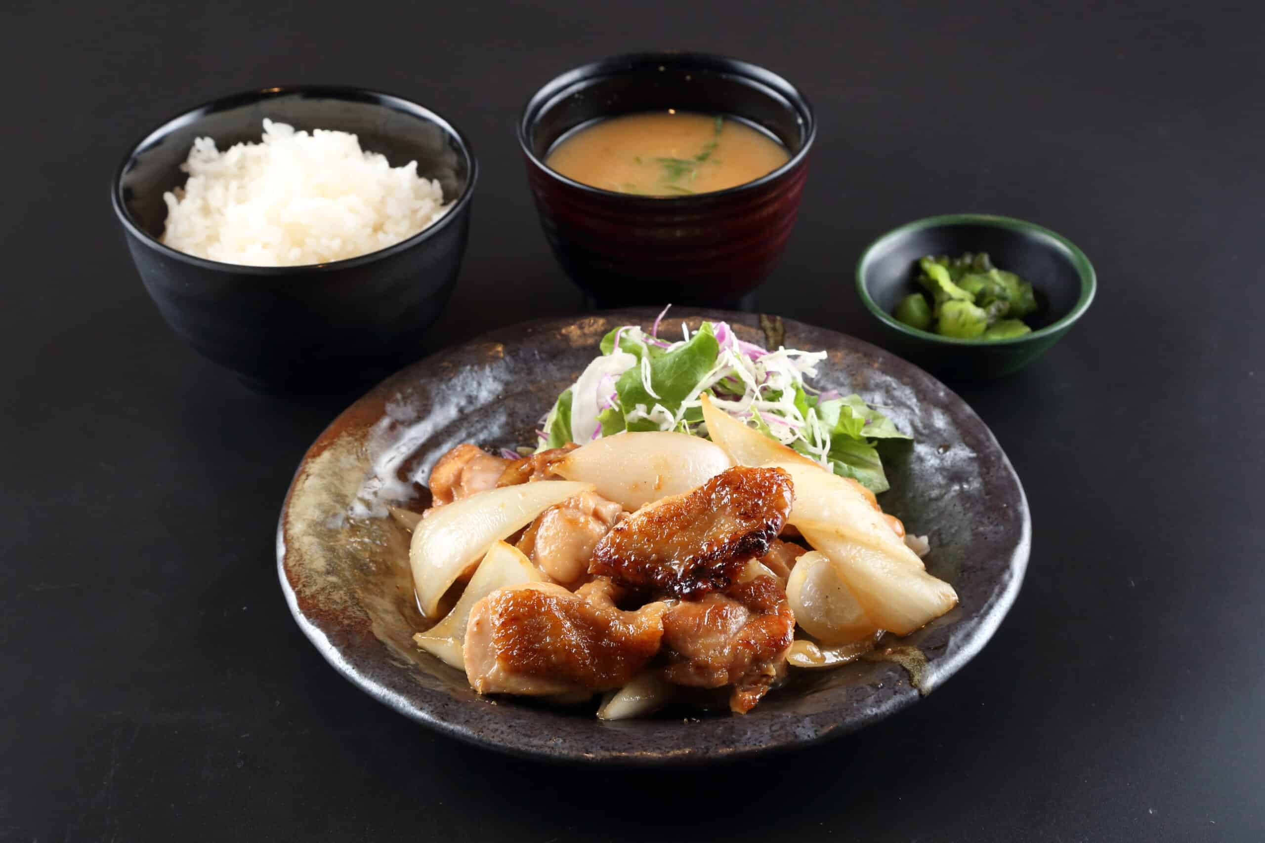 牛肉料理とご飯、小鉢をそろえたランチ定食