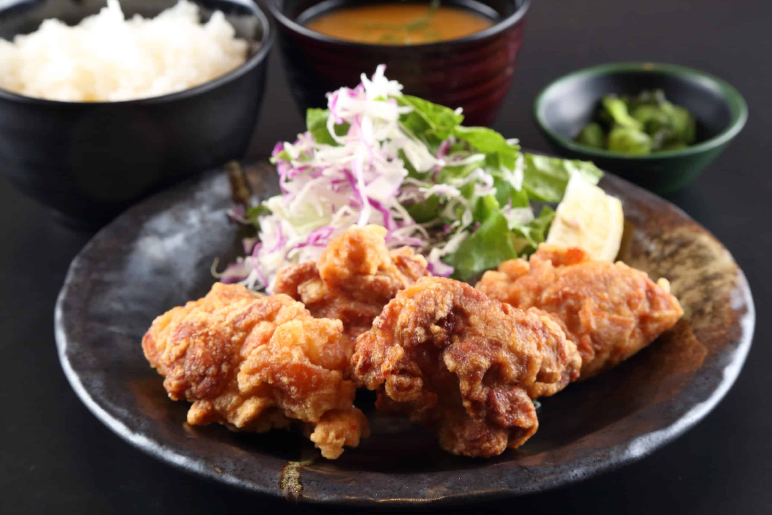 唐揚げとサラダ、ご飯、味噌汁のランチ定食