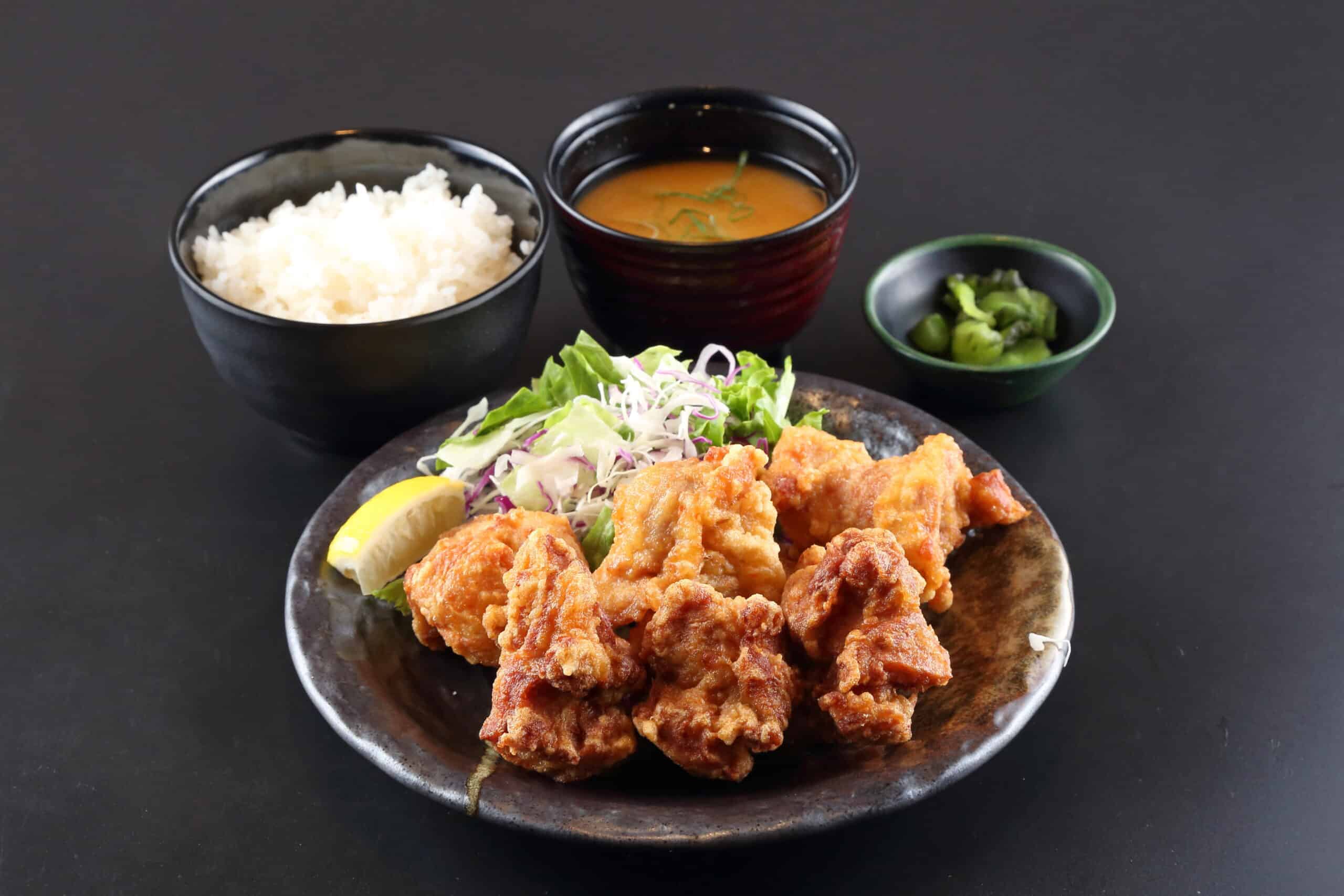 唐揚げ定食(ご飯・味噌汁・小鉢付き)