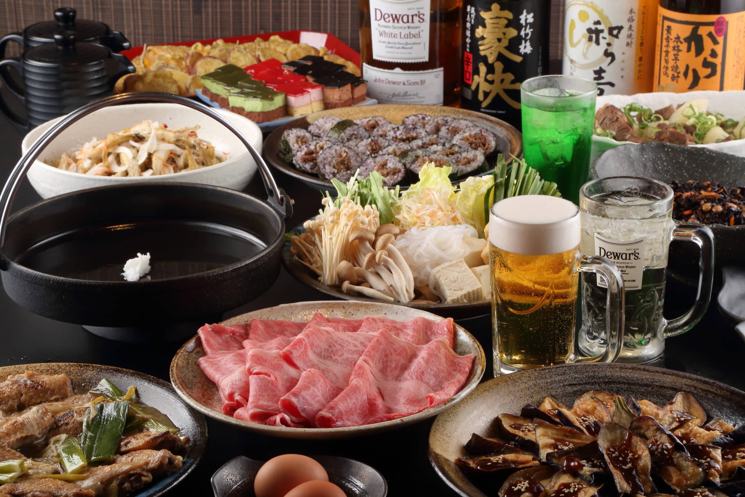 料理と飲み物を並べた宴会のテーブル