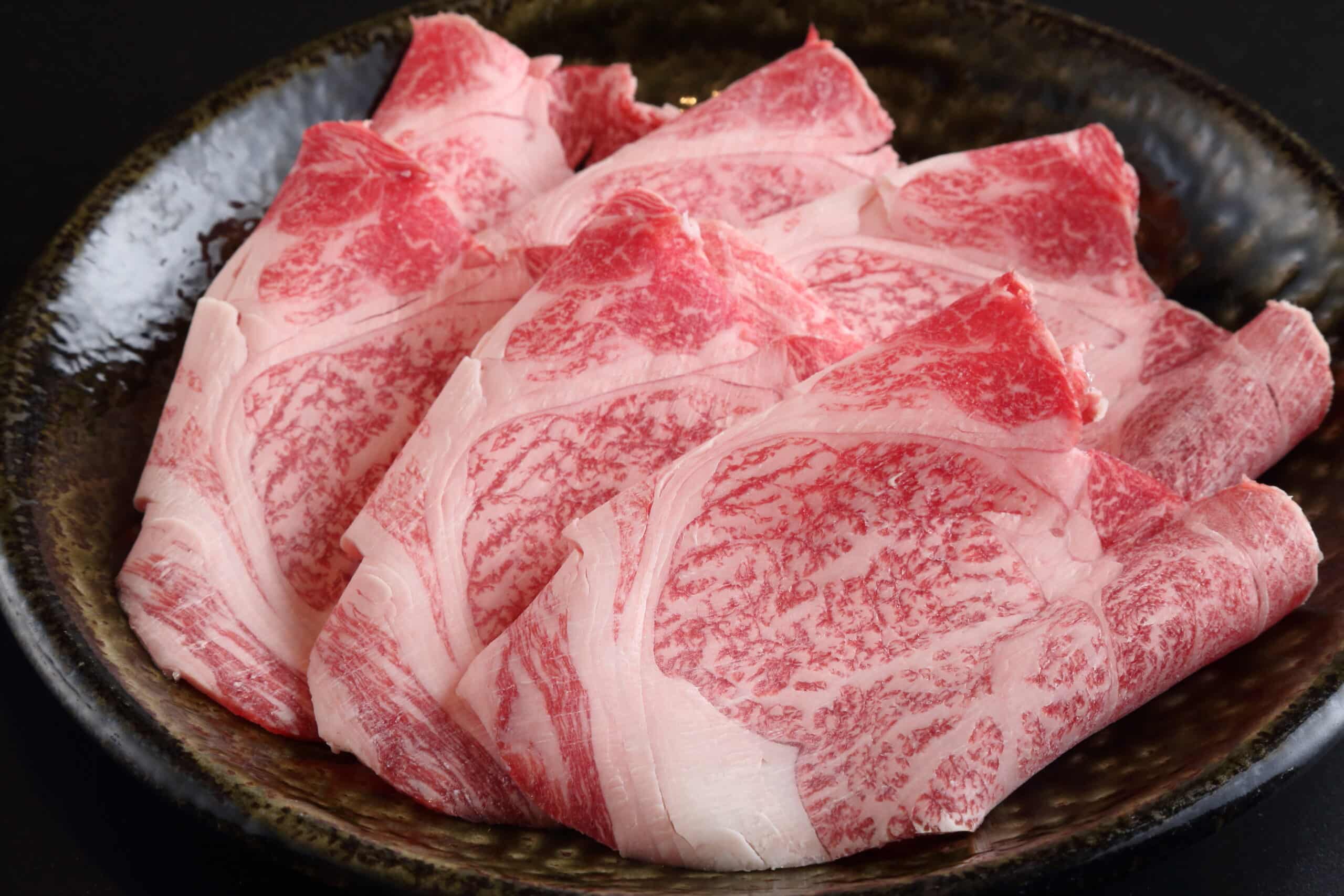 大皿に盛った霜降り牛肉