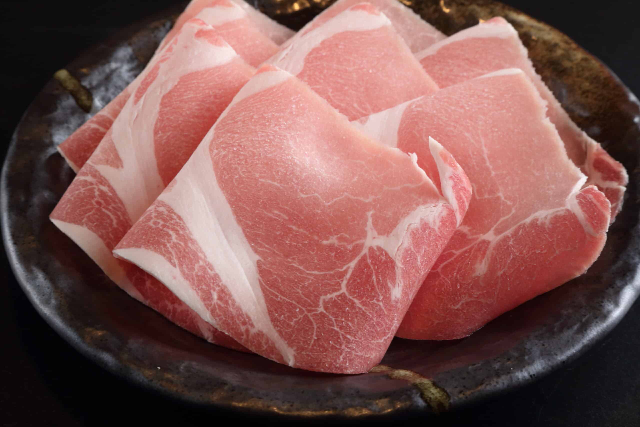 白い皿に盛った薄切り肉の盛り合わせ