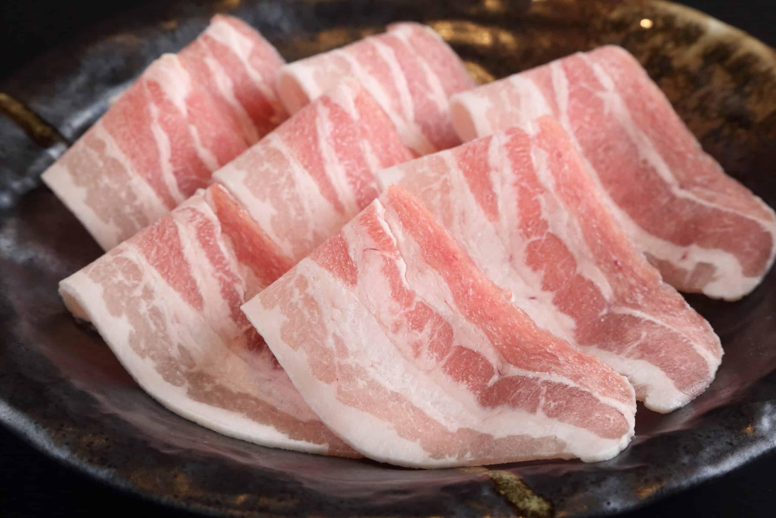 皿に盛った薄切り肉