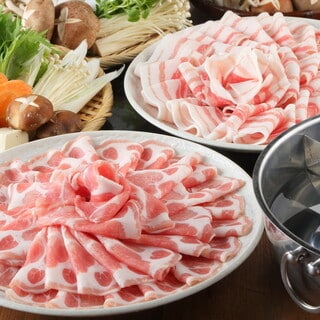 牛肉の大皿と薬味の小鉢を並べた食卓
