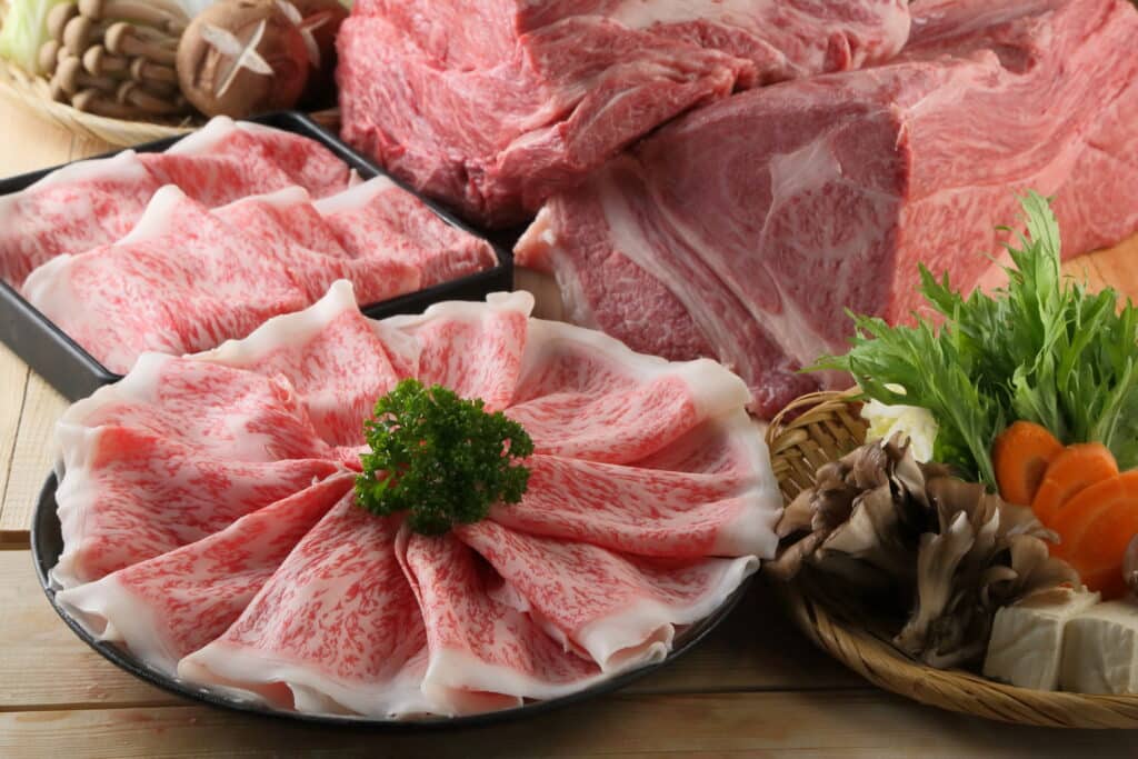 皿に美しく盛り付けた牛肉のスライス