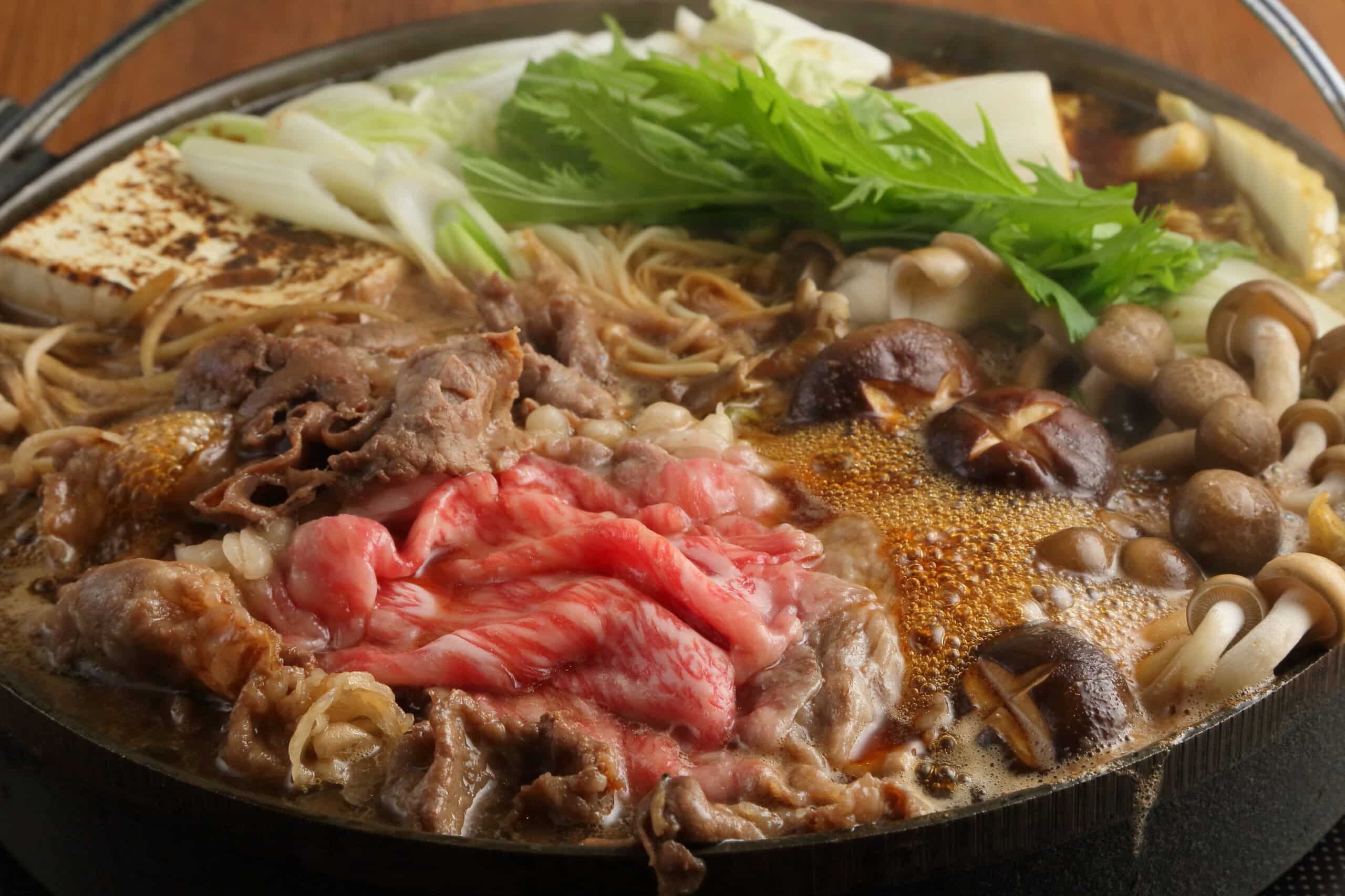 すき焼き鍋の牛肉と白菜のアップ