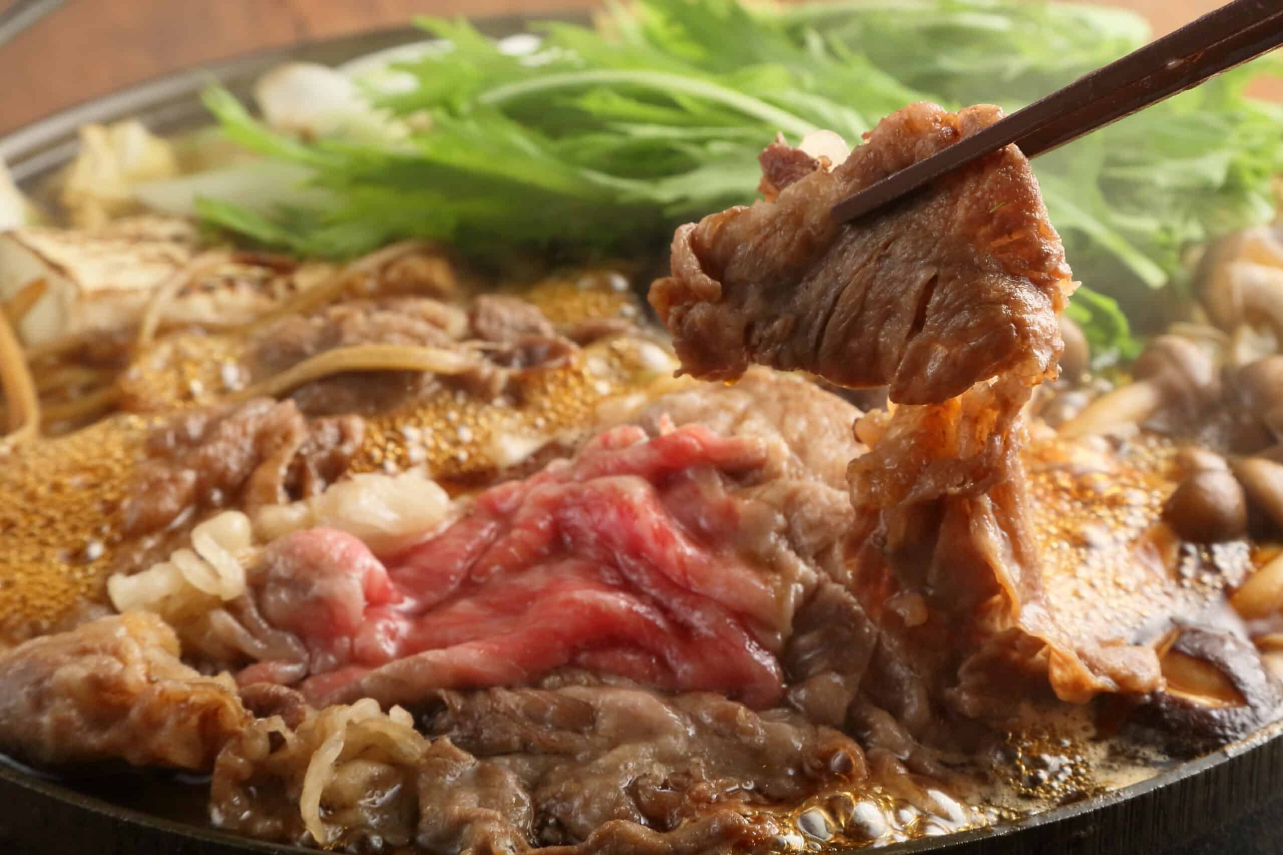 牛肉と白菜を煮込んだすき焼き鍋