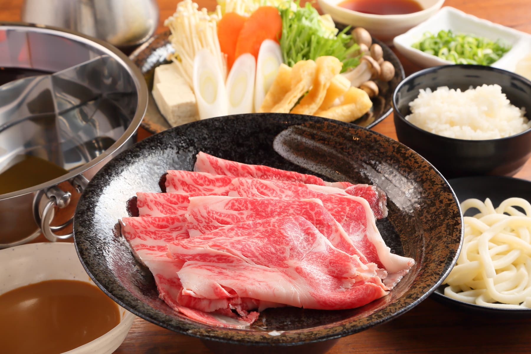二色鍋と牛肉、野菜をそろえた食べ放題のセット