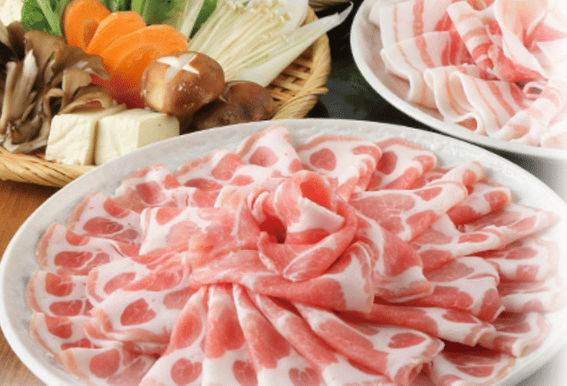 大皿に丸く盛り付けた牛肉スライスとしゃぶしゃぶ鍋