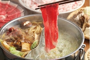 鍋に牛肉のスライスをくぐらせるところ