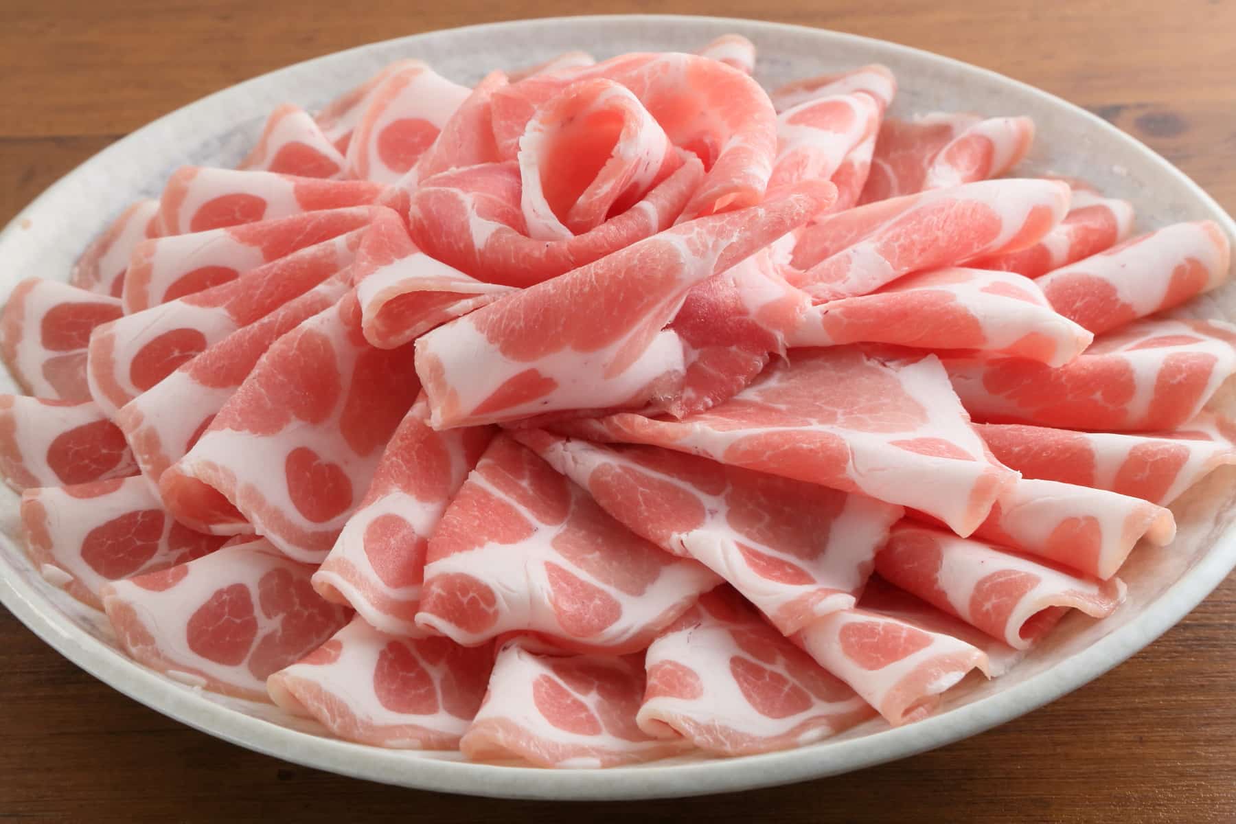 白い皿に並べた薄切り牛肉の盛り合わせ